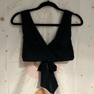 Super cute black eyelet detailing crop top🖤